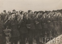 15.07.1943, Sielce nad Oką, ZSRR.
Przysięga żołnierzy 1 Dywizji Piechoty. Żołnierze równają do białej linii usypanej na ziemi.
Fot. NN, Instytut Polski im. Gen. Sikorskiego w Londynie [szuflada nr 59 – Polacy w Rosji. Armia Ludowa. Katyń. Niemieckie terrory]
