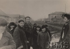 1941-1942, ZSRR.
Grupa dzieci i kobieta na ulicy.
Fot. NN, Instytut Polski im. Gen. Sikorskiego w Londynie [szuflada nr 59 – Polacy w Rosji. Armia Ludowa. Katyń. Niemieckie terrory]