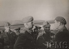 1942, ZSRR.
Armia Polska na Wschodzie. Stoją od lewej: rotmistrz Jerzy Klimkowski (adiutant Andersa), gen. Władysław Anders, płk Leopold Okulicki, gen. Zygmunt Szyszko-Bohusz.
Fot. NN, Instytut Polski im. Gen. Sikorskiego w Londynie [szuflada nr 59 – Polacy w Rosji. Armia Ludowa. Katyń. Niemieckie terrory]