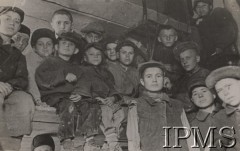 1941-1942, ZSRR.
Grupa polskich dzieci w łachmanach w jednym z obozów formującej się Armii Polskiej.
Fot. NN, Instytut Polski im. Gen. Sikorskiego w Londynie [szuflada nr 59 – Polacy w Rosji. Armia Ludowa. Katyń. Niemieckie terrory]