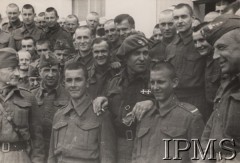 Wrzesień 1941, ZSRR.
Gen. Zygmunt Szyszko-Bohusz z grupą podchorążych.
Fot. NN, Instytut Polski im. Gen. Sikorskiego w Londynie [szuflada nr 59 - Polacy w Rosji. Armia Ludowa. Katyń. Niemieckie terrory]