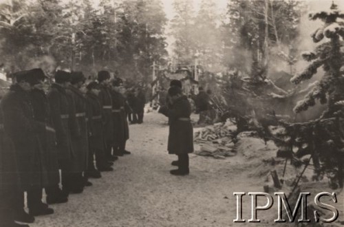 Zima 1941-1942, Kołtubanka, obł. Czkałowsk, ZSRR.
Formowanie Armii Polskiej w Związku Radzieckim, obóz wojskowy. Żołnierze podczas raportu, przed wyjściem na przepustkę w celu zdobycia żywności.
Fot. NN, Instytut Polski im. Gen. Sikorskiego w Londynie [szuflada nr 60 -  Rosja. Wojsko Polskie. Wysiedleńcy]