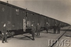 1942, ZSRR.
Ewakuacja Armii Polskiej ze Związku Radzieckiego, pociąg na stacji kolejowej.
Fot. NN, Instytut Polski im. Gen. Sikorskiego w Londynie [szuflada nr 60 -  Rosja. Wojsko Polskie. Wysiedleńcy]