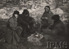 Zima 1941-1942, Tockoje, obł. Czkałowsk, ZSRR.
Formowanie Armii Polskiej, ochotnicy przy ognisku.
Fot. NN, Instytut Polski im. Gen. Sikorskiego w Londynie [szuflada nr 60 - Rosja. Wojsko Polskie. Wysiedleńcy]