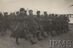 Zima 1941-1942, ZSRR.
Formowanie Armii Polskiej, oddziały podczas defilady.
Fot. NN, Instytut Polski im. Gen. Sikorskiego w Londynie [szuflada nr 60 - Rosja. Wojsko Polskie. Wysiedleńcy]