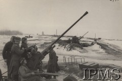 Zima 1941-1942, ZSRR.
Formowanie Armii Polskiej w Związku Radzieckim, artylerzyści podczas szkolenia z obsługi radzieckiej holowanej armaty przeciwlotniczej kal. 37 mm wz. 1939 (61-K). 
Fot. NN, Instytut Polski im. Gen. Sikorskiego w Londynie [szuflada nr 60 - Rosja. Wojsko Polskie. Wysiedleńcy]