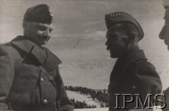 Luty 1942, Dżałał-Abad, Kirgistan, ZSRR.
Gen. Władysław Anders i płk Nikodem Sulik w czasie ćwiczeń żołnierzy 5 Wileńskiej Dywizji Piechoty.
Fot. NN, Instytut Polski im. Gen. Sikorskiego w Londynie [szuflada nr 60 – Rosja. Wojsko Polskie. Wysiedleńcy]