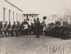 Jesień 1941, Kermine, Uzbekistan, ZSRR.
Orkiestra 7 Dywizji Piechoty.
Fot. NN, Instytut Polski im. Gen. Sikorskiego w Londynie [szuflada nr 60 – Rosja. Wojsko Polskie. Wysiedleńcy]