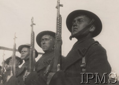1941-1942, ZSRR.
Formowanie Armii Polskiej w Związku Radzieckim, żołnierze z karabinami SWT-40, stojący w szeregu.
Fot. NN, Instytut Polski im. Gen. Sikorskiego w Londynie [szuflada nr 60 – Rosja. Wojsko Polskie. Wysiedleńcy]
