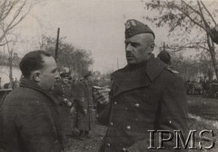 1941-1942, ZSRR.
Gen. Władysław Anders podczas rozmowy z żołnierzem, w tle dwaj oficerowie NKWD.
Fot. NN, Instytut Polski im. Gen. Sikorskiego w Londynie [szuflada nr 60 – Rosja. Wojsko Polskie. Wysiedleńcy]