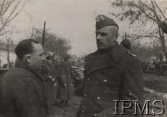 1941-1942, ZSRR.
Gen. Władysław Anders podczas rozmowy z żołnierzem, w tle dwaj oficerowie NKWD.
Fot. NN, Instytut Polski im. Gen. Sikorskiego w Londynie [szuflada nr 60 – Rosja. Wojsko Polskie. Wysiedleńcy]