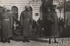 1941-1942, ZSRR.
Formowanie Armii Polskiej w Związku Radzieckim, z prawej stoi gen. Władysław Anders.
Fot. NN, Instytut Polski im. Gen. Sikorskiego w Londynie [szuflada nr 60 – Rosja. Wojsko Polskie. Wysiedleńcy]