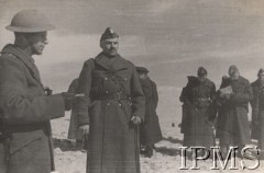 Luty 1942, Dżałał-Abad, Kirgistan, ZSRR.
Gen. Władysław Anders w czasie ćwiczeń polskich żołnierzy.
Fot. NN, Instytut Polski im. Gen. Sikorskiego w Londynie [szuflada nr 60 – Rosja. Wojsko Polskie. Wysiedleńcy]