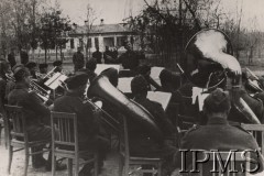 Marzec 1942, Jangi-Jul, Uzbekistan, ZSRR.
Orkiestra w czasie koncertu.
Fot. Stanisław Lipiński, Instytut Polski im. Gen. Sikorskiego w Londynie [szuflada nr 60 – Rosja. Wojsko Polskie. Wysiedleńcy]