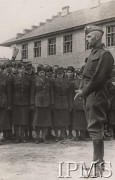 22.03.1942, Jangi-Jul, Uzbekistan, ZSRR.
Gen. Władysław Anders przemawia do ochotniczek Pomocniczej Służby Kobiet wyjeżdżających z ZSRR.
Fot. inż. Wiktor Ostrowski, Instytut Polski im. Gen. Sikorskiego w Londynie [szuflada nr 60 – Rosja. Wojsko Polskie. Wysiedleńcy]