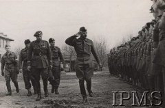 22.03.1942, Jangi-Jul, Uzbekistan, ZSRR.
Gen. Władysław Anders w czasie przeglądu oddziałów Pomocniczej Służby Kobiet, obok idzie gen. Zygmunt Szyszko-Bohusz.
Fot. NN, Instytut Polski im. Gen. Sikorskiego w Londynie [szuflada nr 60 – Rosja. Wojsko Polskie. Wysiedleńcy]
