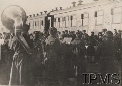 1942, ZSRR.
Orkiestra stojąca obok pociągu na stacji kolejowej.
Fot. NN, Instytut Polski im. Gen. Sikorskiego w Londynie [szuflada nr 60 – Rosja. Wojsko Polskie. Wysiedleńcy]