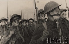 Maj 1942, Dżałał-Abad, Kirgistan, ZSRR.
Oddział piechoty w maskach przeciwgazowych udaje się na ćwiczenia.
Fot. inż. Wiktor Ostrowski, Instytut Polski im. Gen. Sikorskiego w Londynie [szuflada nr 60 – Rosja. Wojsko Polskie. Wysiedleńcy]