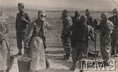 Maj 1942, Dżałał-Abad, Kirgistan, ZSRR.
Formowanie Armii Polskiej w Związku Radzieckim, ćwiczenia przeciwgazowe.
Fot. NN, Instytut Polski im. Gen. Sikorskiego w Londynie [szuflada nr 60 – Rosja. Wojsko Polskie. Wysiedleńcy]