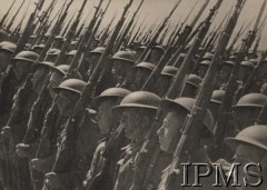 Kwiecień-maj 1942, Dżałał-Abad, Kirgistan, ZSRR.
Formowanie Armii Polskiej w Związku Radzieckim. Zwarte szeregi piechoty.
Fot. NN, Instytut Polski im. Gen. Sikorskiego w Londynie [szuflada nr 60 – Rosja. Wojsko Polskie. Wysiedleńcy]