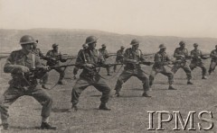 Kwiecień-maj 1942, Dżałał-Abad, Kirgistan, ZSRR.
Formowanie Armii Polskiej w Związku Radzieckim. Ćwiczenia batalionu szkolnego - walka na bagnety.
Fot. NN, Instytut Polski im. Gen. Sikorskiego w Londynie [szuflada nr 60 – Rosja. Wojsko Polskie. Wysiedleńcy]