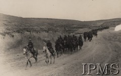 Kwiecień-maj 1942, Dżałał-Abad, Kirgistan, ZSRR.
Formowanie Armii Polskiej w Związku Radzieckim. Oddział kawalerii podczas ćwiczeń.
Fot. NN, Instytut Polski im. Gen. Sikorskiego w Londynie [szuflada nr 60 – Rosja. Wojsko Polskie. Wysiedleńcy]