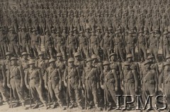 Kwiecień-maj 1942, Dżałał-Abad, Kirgistan, ZSRR.
Formowanie Armii Polskiej w Związku Radzieckim. Zwarte szeregi piechoty.
Fot. NN, Instytut Polski im. Gen. Sikorskiego w Londynie [szuflada nr 60 – Rosja. Wojsko Polskie. Wysiedleńcy]