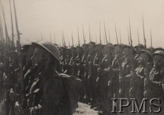 Kwiecień-maj 1942, Dżałał-Abad, Kirgistan, ZSRR.
Formowanie Armii Polskiej w Związku Radzieckim. Zwarte szeregi piechoty.
Fot. NN, Instytut Polski im. Gen. Sikorskiego w Londynie [szuflada nr 60 – Rosja. Wojsko Polskie. Wysiedleńcy]