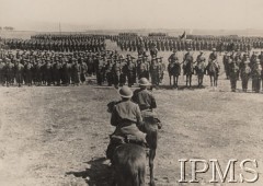 Wiosna 1942, ZSRR.
Formowanie Armii Polskiej w Związku Radzieckim. Przegląd 14 Pułku Ułanów.
Fot. NN, Instytut Polski im. Gen. Sikorskiego w Londynie [szuflada nr 60 – Rosja. Wojsko Polskie. Wysiedleńcy]