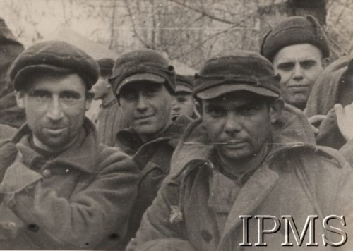 Wiosna 1942, Tockoje, obł. Czkałowsk, ZSRR.
6 Lwowska Dywizja Piechoty, ochotnicy zgłaszają się do samodzielnego batalionu strzeleckiego 