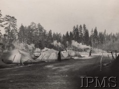 1941-1942, Kołtubanka, obł. Czkałowsk, ZSRR.
Obóz żołnierzy formującej się Armii Andersa, w tle kuchnia.
Fot. NN, Instytut Polski im. Gen. Sikorskiego w Londynie [szuflada nr 60 – Rosja. Wojsko Polskie. Wysiedleńcy]