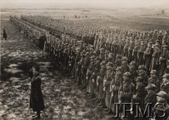 1941-1942, ZSRR.
Formowanie Armii Polskiej w Związku Radzieckim. Żołnierze podczas uroczystości.
Fot. NN, Instytut Polski im. Gen. Sikorskiego w Londynie [szuflada nr 60 – Rosja. Wojsko Polskie. Wysiedleńcy]