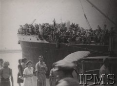Wiosna 1942, Pahlevi, Iran (Persja).
Statek z polskimi uchodźcami na pokładzie cumuje w porcie.
Fot. NN, Instytut Polski im. Gen. Sikorskiego w Londynie [szuflada nr 59 – Polacy w Rosji. Armia Ludowa. Katyń. Niemieckie terrory]