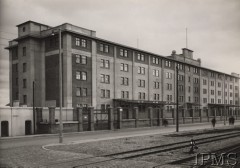 Lata 30., Gdynia, Polska.
Magazyn Polskiego Monopolu Tytoniowego. Na pierwszym planie tory kolejowe.
Fot. Henryk Poddębski, Instytut Polski i Muzeum im. gen. Sikorskiego w Londynie [koperta biurkowa nr 1]