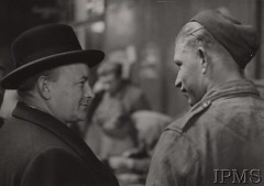 1943-1944, Wielka Brytania.
Premier Stanisław Mikołajczyk w rozmowie z polskim żołnierzem - spadochroniarzem.
Fot. NN, Instytut Polski i Muzeum im. gen. Sikorskiego w Londynie [teczka nr 147 – Mikołajczyk]