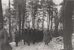 18.12.1939, Bochnia, Generalne Gubernatorstwo.
Polacy prowadzeni przez niemieckich żołnierzy na egzekucję.
Fot. NN, Instytut Polski im. Gen. Sikorskiego w Londynie [koperta biurkowa nr 2] - fotografie przekazane przez Mariana Kaczmarka.