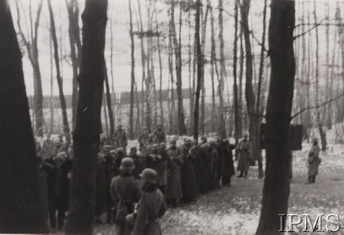 18.12.1939, Bochnia, Generalne Gubernatorstwo.
Polacy prowadzeni przez niemieckich żołnierzy na egzekucję.
Fot. NN, Instytut Polski im. Gen. Sikorskiego w Londynie [koperta biurkowa nr 2] - fotografie przekazane przez Mariana Kaczmarka.