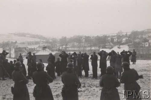 18.12.1939, Bochnia, Generalne Gubernatorstwo.
Egzekucja Polaków na wzgórzu Uzbornia, na pierwszym planie niemieccy żołnierze z plutonu egzekucyjnego.
Fot. NN, Instytut Polski im. Gen. Sikorskiego w Londynie [koperta biurkowa nr 2] - fotografie przekazane przez Mariana Kaczmarka.