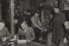 Kwiecień 1945, Dossel, Niemcy.
Polscy oficerowie uwolnieni z obozu jenieckiego przez armię amerykańską, fotografia wykonana w baraku tuż przed opuszczeniem obozu.
Fot. NN, Instytut Polski im. Gen. Sikorskiego w Londynie [koperta biurkowa nr 2 – obozy koncentracyjne]