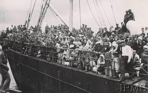 1942, Pahlevi, Iran (Persja).
Ewakuacja żołnierzy Armii Andersa i ludności cywilnej do Persji. Statek z uchodźcami dobija do portowego nabrzeża.
Fot. NN, Instytut Polski i Muzeum im. gen. Sikorskiego w Londynie [koperta biurkowa nr 2]