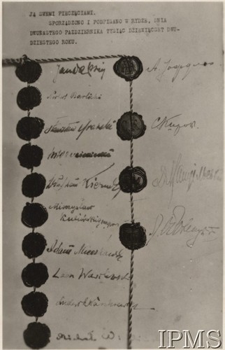 12.10.1920, Ryga, Łotwa.
Pieczęcie pod rozejmem ryskim (układ o zawieszeniu broni pomiedzy Polską i Rosją Sowiecką) - ostatnia strona traktatu. Na dokumencie widnieją podpisy: Jana Dąbskiego, Norberta Barlickiego, Stanisława Grabskiego, Witolda Kamienieckiego, Władysława Kiernika, Mieczysława Kulińskiego, Adama Mieczkowskiego, Leona Wasilewskiego, Ludwika Waszkiewicza i Michała Wichlińskiego oraz przedstawicieli strony bolszewickiej.
Fot. NN, Instytut Polski i Muzeum im. gen. Sikorskiego w Londynie [koperta biurkowa nr 2 - ze zbiorów 4-go Pułku Ułanów Zaniemeńskich]