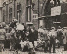 1945-1946, Francja.
Dipisi - byli więźniowie obozów koncentracyjnych oraz robotnicy przymusowi przed biurem, które udzielało im pomocy.
Fot. NN, Instytut Polski im. Gen. Sikorskiego w Londynie [koperta biurkowa nr 3]