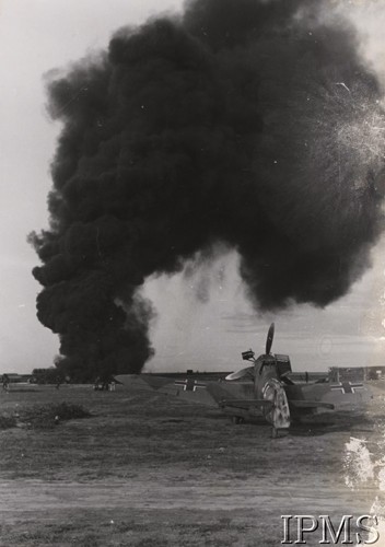 Po 22.06.1941, ZSRR.
na pierwszym planie niemiecki samolot, w tle gęsty dym płonących zabudowań.
Fot. NN, Instytut Polski i Muzeum im. gen. Sikorskiego w Londynie