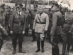 1941-1942, ZSRR.
Adolf Hitler i Benito Mussolini wśród niemieckich żołnierzy na froncie wschodnim.
Fot. NN, Instytut Polski im. Gen. Sikorskiego w Londynie [koperta biurkowa nr 4]