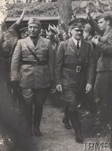 1941-1942, ZSRR.
Benito Mussolini i Adolf Hitler wśród niemieckich żołnierzy na froncie wschodnim.
Fot. NN, Instytut Polski im. Gen. Sikorskiego w Londynie [koperta biurkowa nr 4]