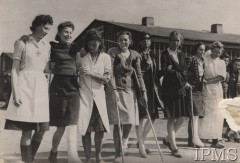 1945, Haren (Ems, Maczków), Dolna Saksonia, Niemcy.
Polska enklawa w okupowanych Niemczech - miasteczko zamieszkałe m.in. przez żołnierzy gen. Maczka, byłych więźniów obozów koncentracyjnych i robotników przymusowych. Na zdjęciu uczestniczki Powstania Warszawskiego - rekonwalescentki, spacerujące pod opieką pielęgniarek.
Fot. NN, Instytut Polski i Muzeum im. gen. Sikorskiego w Londynie [szuflada biurkowa nr 10 - Polacy w obozach koncentracyjnych i jenieckich w Niemczech] - 864/3072-3
