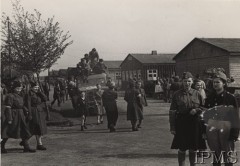 1945-1946, Niederlangen, Dolna Saksonia, Niemcy.
Obóz w Niederlangen, w którym przebywały Polki uwolnione z niemieckich obozów koncentracyjnych.
Fot. NN, Instytut Polski i Muzeum im. gen. Sikorskiego w Londynie [szuflada biurkowa nr 10 - Polacy w obozach koncentracyjnych i jenieckich w Niemczech] - N4010