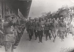 1917-1918, brak miejsca.
Powitanie Komendanta Józefa Piłsudskiego na dworcu kolejowym. Z lewej oddział legionistów prezentuje broń.
Fot. NN, Instytut Polski im. Gen. Sikorskiego w Londynie [szuflada biurkowa nr 6]