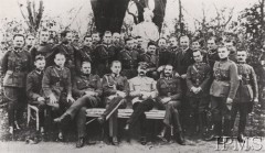 Październik 1920, Warszawa, Polska.
W ogrodzie belwederskim. Naczelnik Państwa Józef Piłsudski w otoczeniu oficerów adiutantury generalnej. Siedzą od lewej: por. Rudolf Małochleb, ppor. Henryk Kawecki, mjr Adolf Maciesza, ppłk Bolesław Wieniawa-Długoszowski, Naczelnik Państwa i Naczelny Wódz, pierwszy Marszałek Polski Józef Piłsudski, kpt. dr Eugeniusz Piestrzyński. Stoją: mjr Kazimierz Świtalski, pchor. Kanabus, pchor. Wacław Rydzewski, por. Włodzimierz Mozołowski, por. Adam Michalewski, ppor. Chełmoński, por. Tadeusz Kobylański, por. Adam Radomyski, kpt. Kazimierz Polkowski, ppor. Patrycy Dziułyński, por. Jan Pudełek, por. Jerzy Emil Czerniawski, kpt. Aleksander Rutkowski, ppor. Michał Mościcki, Stanisław Car - Szef Kancelarii Cywilnej, ppor. Bolesław Kadenacy, por. Zygmunt Grabowski, kpt. Andrzej Meyer, por. Andrzej Nałęcz-Korzeniowski, por. Adam Nebelski, por. Kazimierz Danielkiewicz.
Fot. NN, Instytut Polski i Muzeum im. gen. Sikorskiego w Londynie [szuflada biurkowa nr 6]
