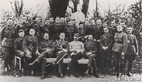 Październik 1920, Warszawa, Polska.
W ogrodzie belwederskim. Naczelnik Państwa Józef Piłsudski w otoczeniu oficerów adiutantury generalnej. Siedzą od lewej: por. Rudolf Małochleb, ppor. Henryk Kawecki, mjr Adolf Maciesza, ppłk Bolesław Wieniawa-Długoszowski, Naczelnik Państwa i Naczelny Wódz, pierwszy Marszałek Polski Józef Piłsudski, kpt. dr Eugeniusz Piestrzyński. Stoją: mjr Kazimierz Świtalski, pchor. Kanabus, pchor. Wacław Rydzewski, por. Włodzimierz Mozołowski, por. Adam Michalewski, ppor. Chełmoński, por. Tadeusz Kobylański, por. Adam Radomyski, kpt. Kazimierz Polkowski, ppor. Patrycy Dziułyński, por. Jan Pudełek, por. Jerzy Emil Czerniawski, kpt. Aleksander Rutkowski, ppor. Michał Mościcki, Stanisław Car - Szef Kancelarii Cywilnej, ppor. Bolesław Kadenacy, por. Zygmunt Grabowski, kpt. Andrzej Meyer, por. Andrzej Nałęcz-Korzeniowski, por. Adam Nebelski, por. Kazimierz Danielkiewicz.
Fot. NN, Instytut Polski i Muzeum im. gen. Sikorskiego w Londynie [szuflada biurkowa nr 6]
